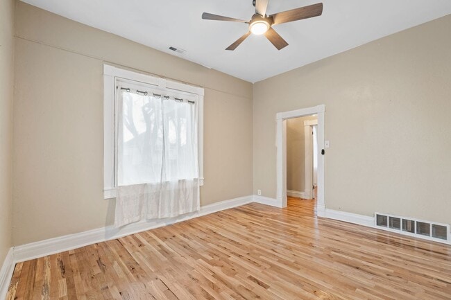 Building Photo - Classic Downtown Home