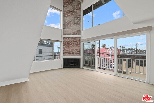 Building Photo - 10 19th Ave