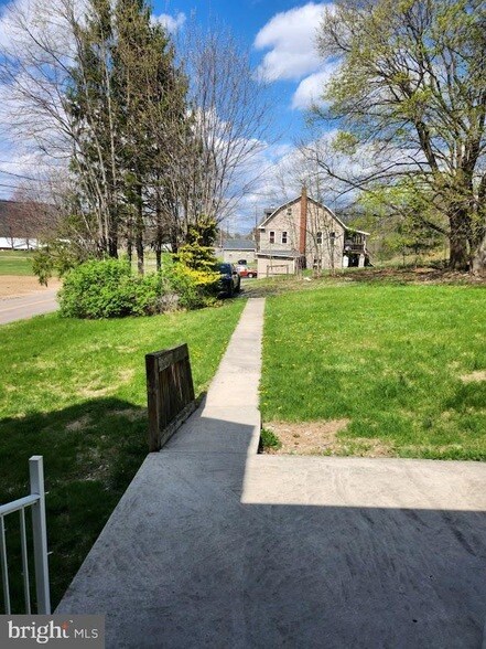 Building Photo - 1286 S Imler Valley Rd