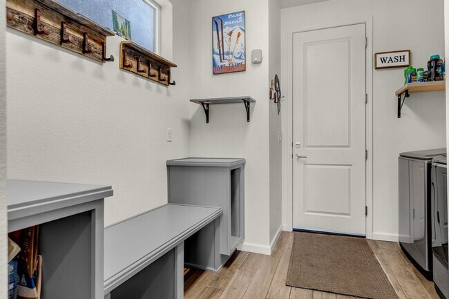 Building Photo - Beautiful Three Bedroom with Mountain V...