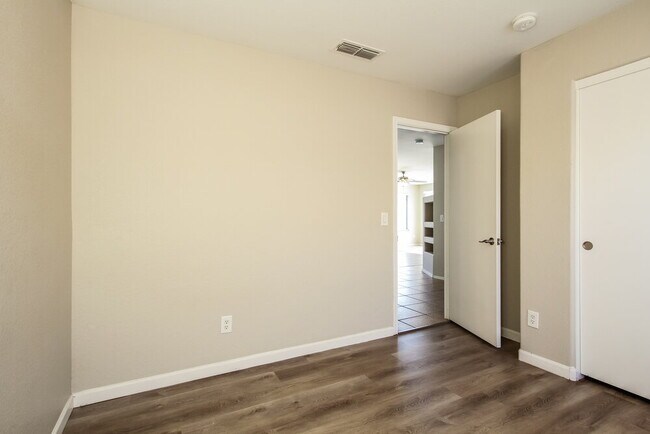 Building Photo - 11409 W Cambridge Ave