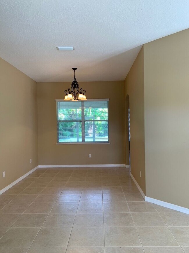 Building Photo - Gated Community 4 Bedroom 3 Bath on Cul-de...