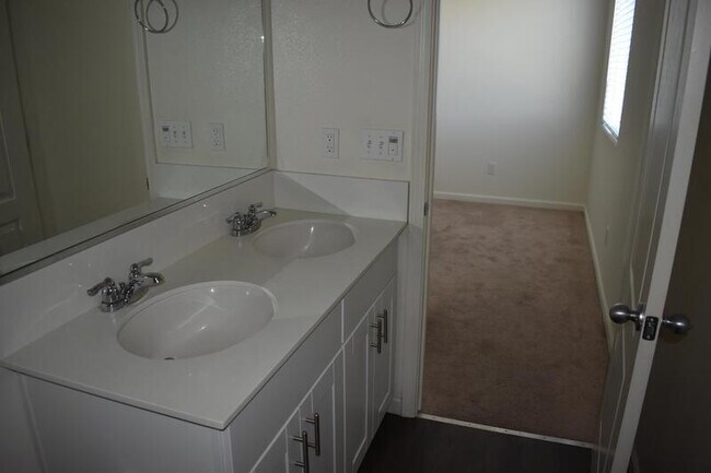 Building Photo - 4297 Freemark Ave