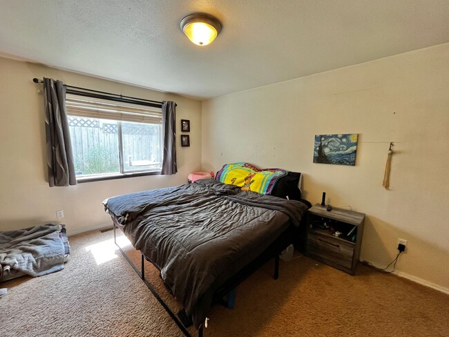 Building Photo - Pet Friendly Home Close to Everything