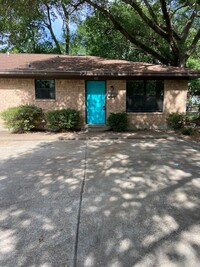 Building Photo - 2bed/1bath Duplex Available for Lease in L...