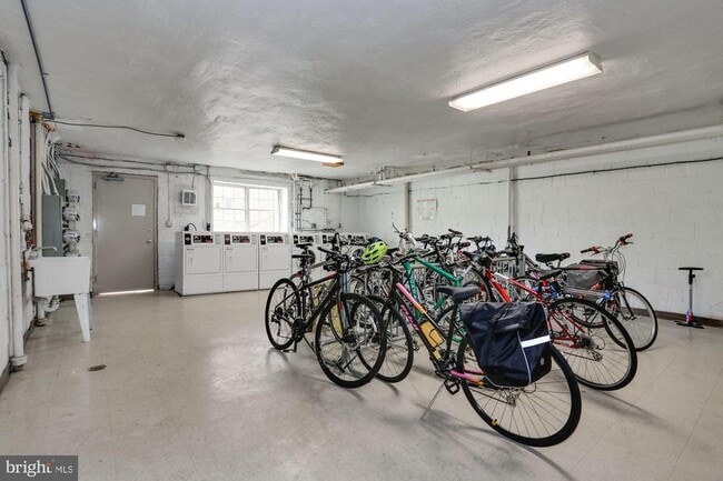 Building Photo - 1320 Fort Myer Dr