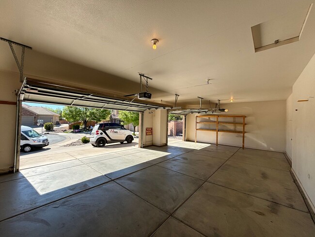 Building Photo - Gorgeous Little Valley Home!