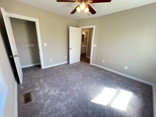 Building Photo - 414 1st Ave