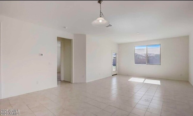 Building Photo - 1565 E Kingman Pl