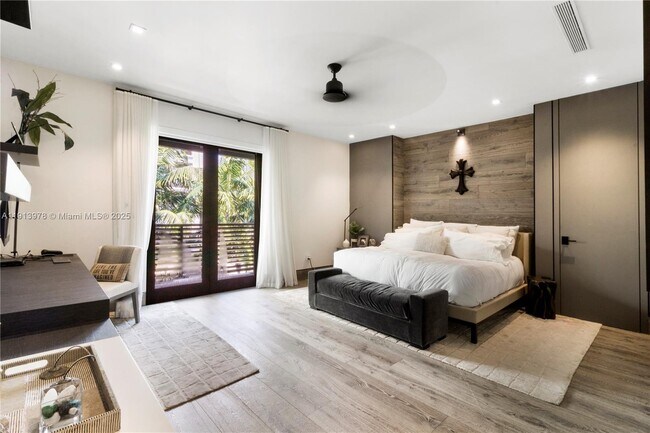 Building Photo - 3554 W Glencoe St