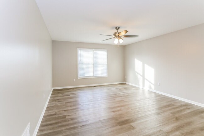 Building Photo - 467 Wheatfield Dr