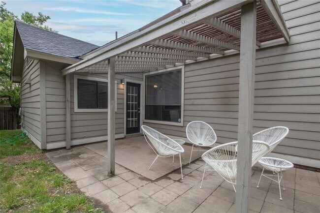 Building Photo - 2108 Warfield Way