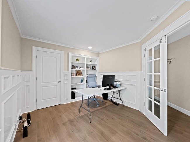Building Photo - 4 Bedrooms Plus an Office Steps from the R...