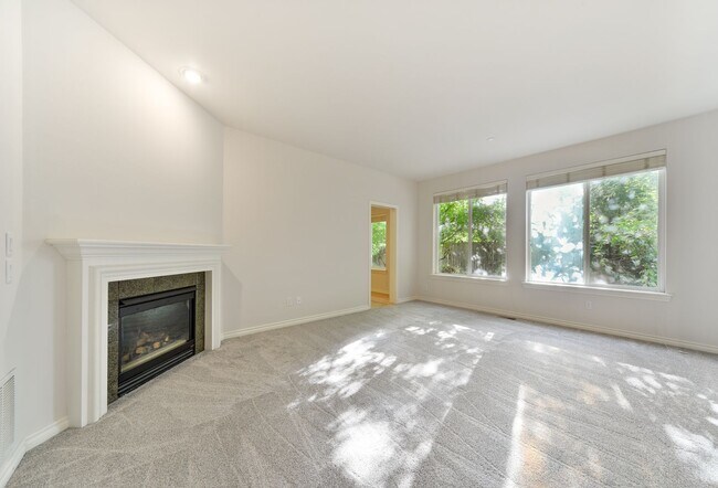 Building Photo - Nice 5 Bed / 2.5 bath house for rent in Kenmore.