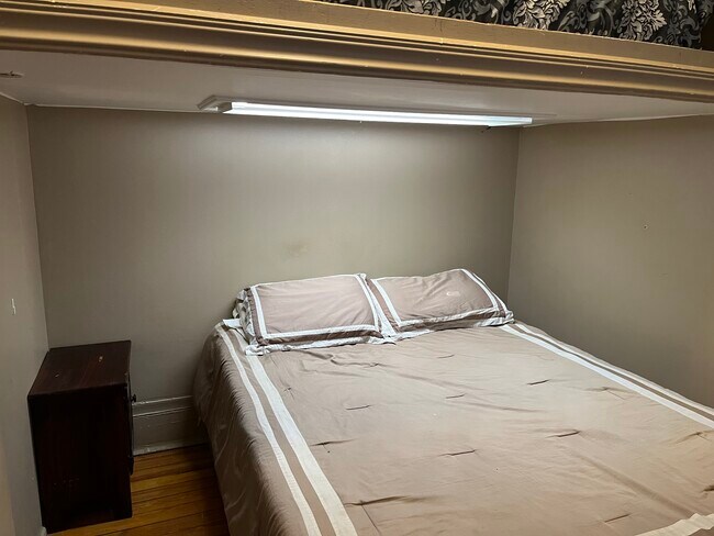 Building Photo - 20 E Goethe St