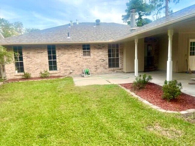 Building Photo - Spacious & Updated 3BR in Brookhollow – Fully Equipped