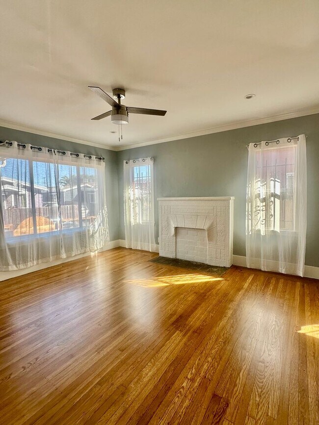 Building Photo - Charming single family home available for ...