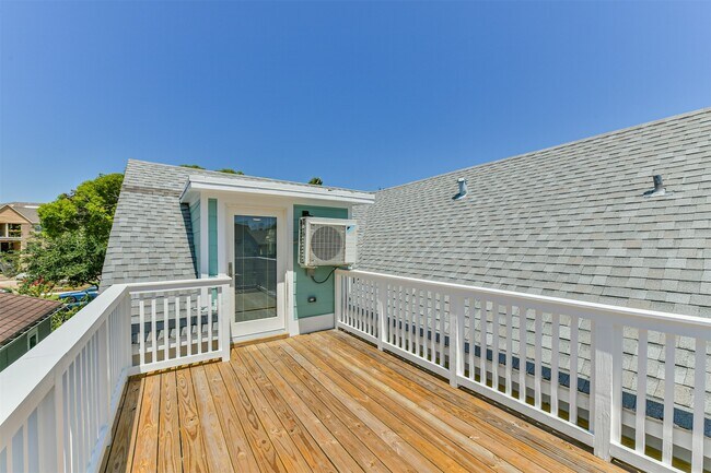 Building Photo - 4323 Ursuline St