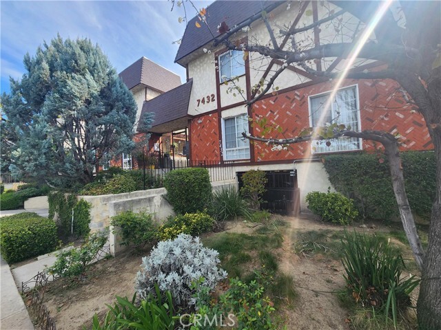 Building Photo - 7432 Hazeltine Ave