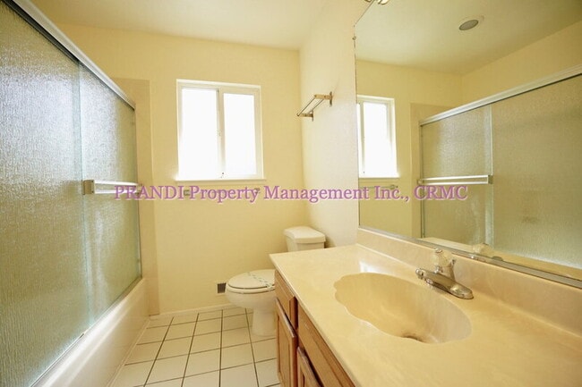 Building Photo - 9 Bayview St