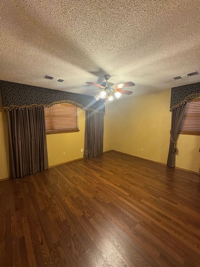 Building Photo - Adorable 4bedrooms 2bathrooms 2car garage CH/A