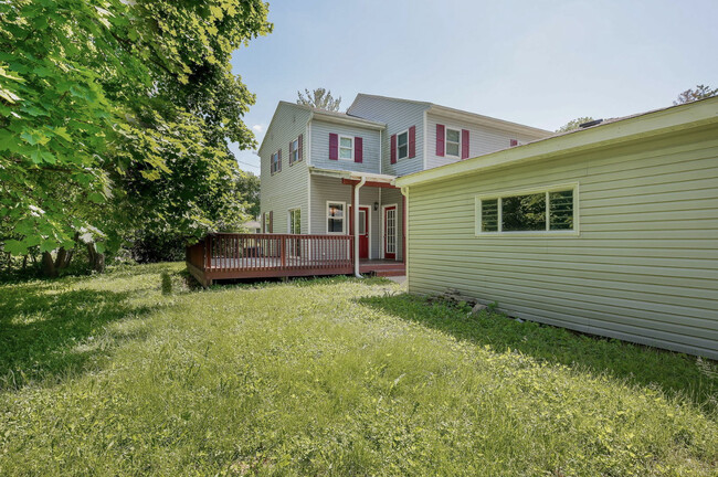 Building Photo - 804 N Van Buren St
