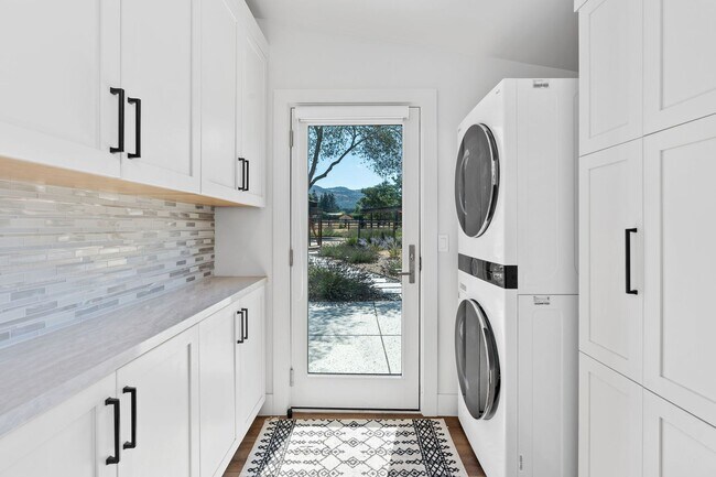 Building Photo - Modern Farmhouse w/ Pool and Paid Utilities