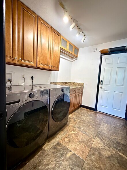 Laundry Room - Garage Access off Kitchen - 2816 E Laurel Ln