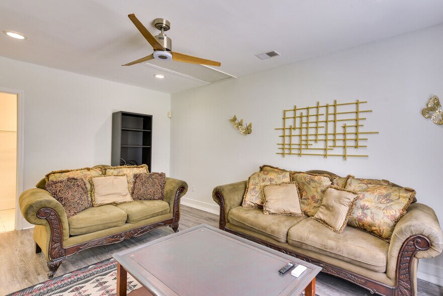 Building Photo - 739 Corral Dr