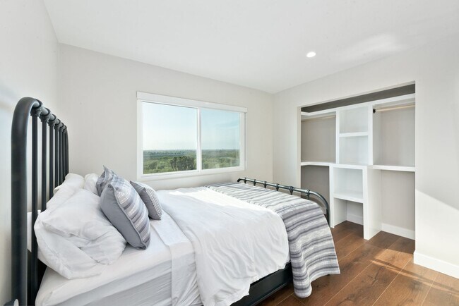 Building Photo - Costa Mesa, Panoramic Views, Pool - Fully ...