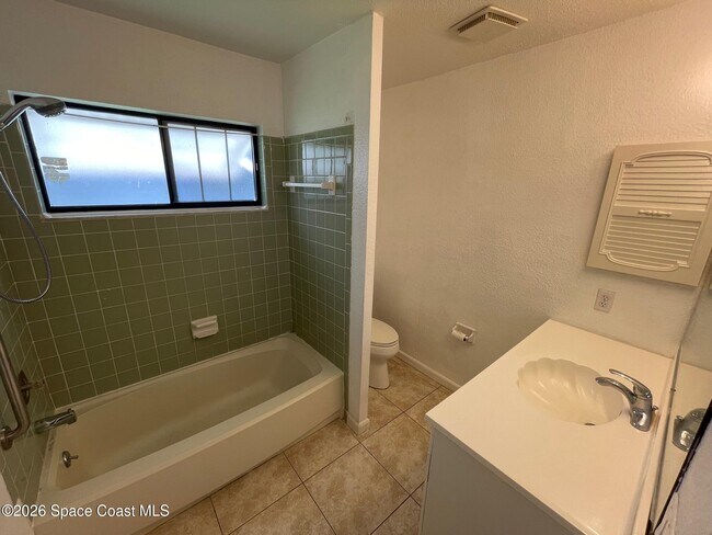 Building Photo - 997 Mariposa Dr NE