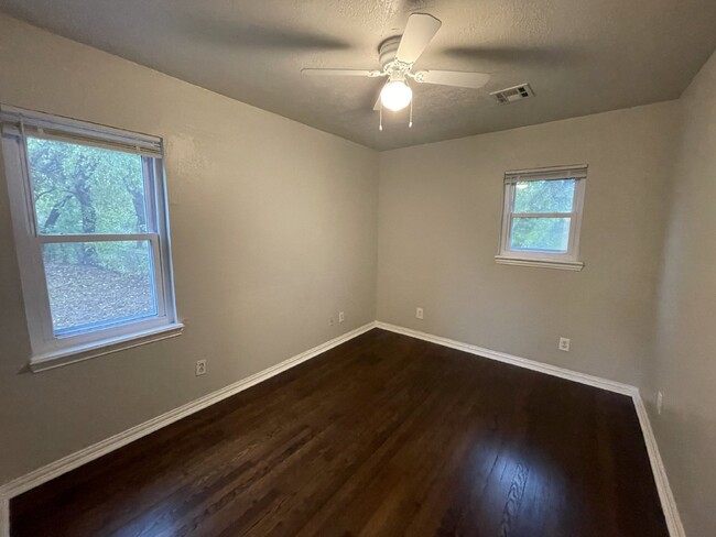 Building Photo - 2 Bed, 1 Bath Home