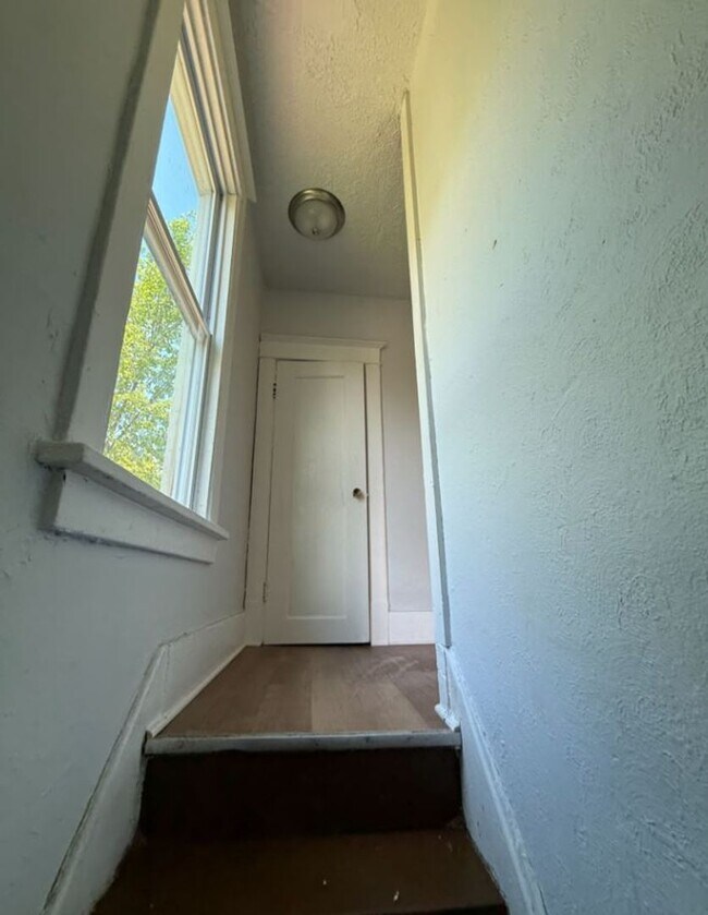Building Photo - Section 8 Accepted! Spacious Newly Renovat...