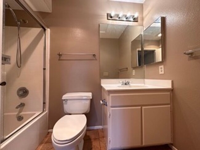 Building Photo - Beautiful Two Bedroom Home W/ Dishwasher, ...