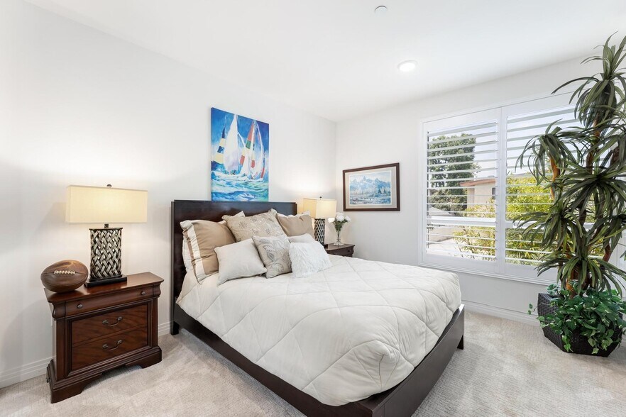 Building Photo - 5253 Vantage Ave