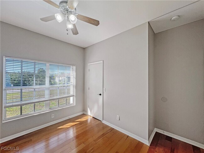 Building Photo - 906 Alfreda Ave