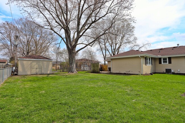 Building Photo - 1050 E Southmor Rd