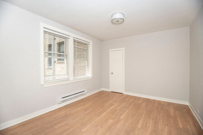Building Photo - 511 W Belmont Ave