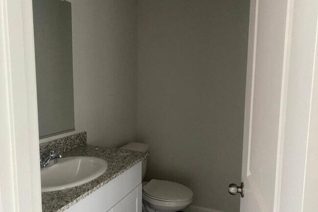 Building Photo - 816 Silvercreek Ln