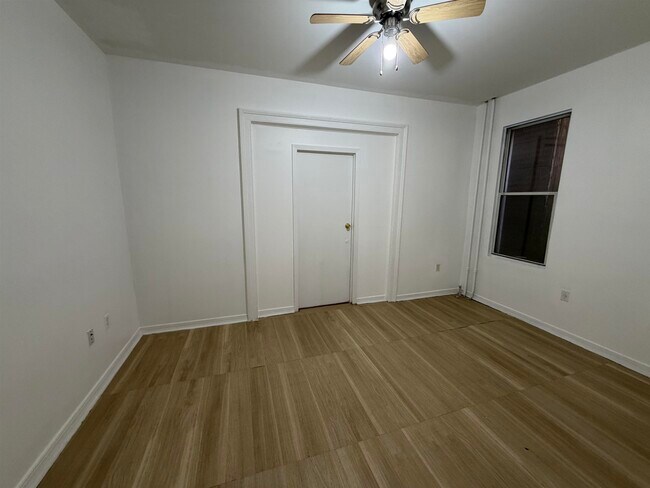 Building Photo - 619 38th St