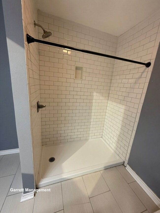 Building Photo - Spacious 5 Bedroom, 3 bath