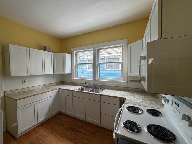 Building Photo - 612 Cherry St