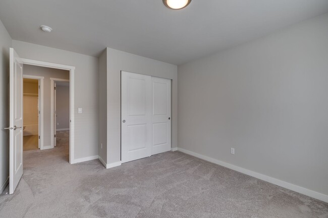 Building Photo - 5 Bed PLUS Bonus Space with hot tub in Mar...
