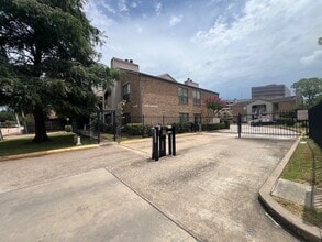 Building Photo - 2025 Augusta Dr