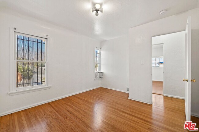 Building Photo - 141 S Vista St