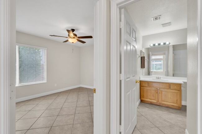 Building Photo - LUXORY 5 BEDROOM 3 1/2 BATH HOME LOCATED I...