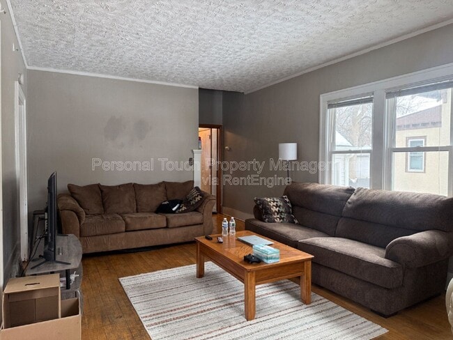 Building Photo - 606 5th St S