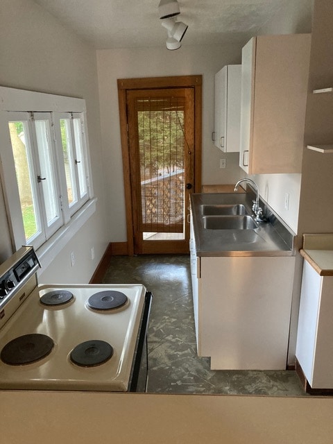 kitchen opens to deck - 119 Westwood Ave