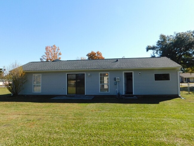 Building Photo - Home located in the heart of Havelock!