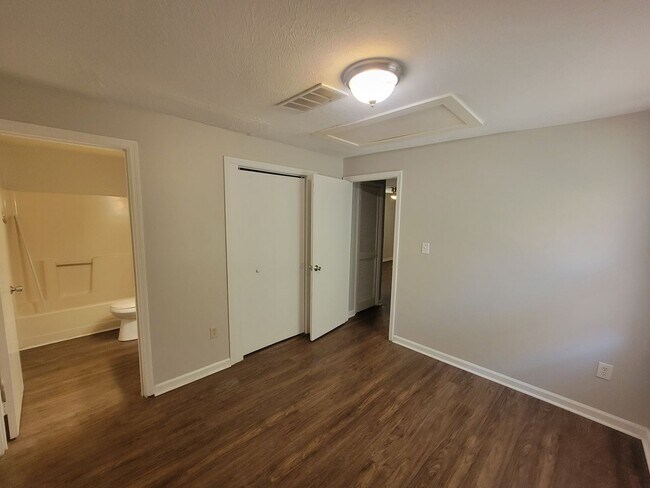 Building Photo - 113 Main St